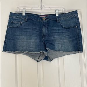 S&P jean shorts with pretty pocket design.